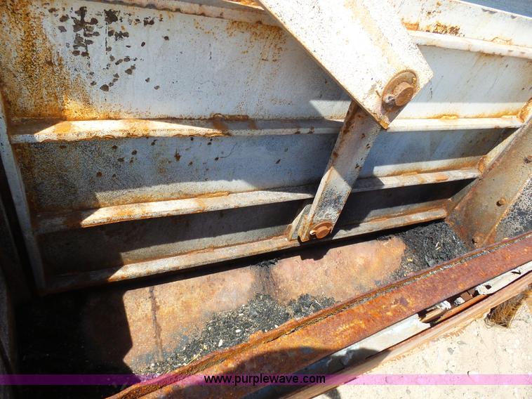 image for item J6080 1995 International feed truck