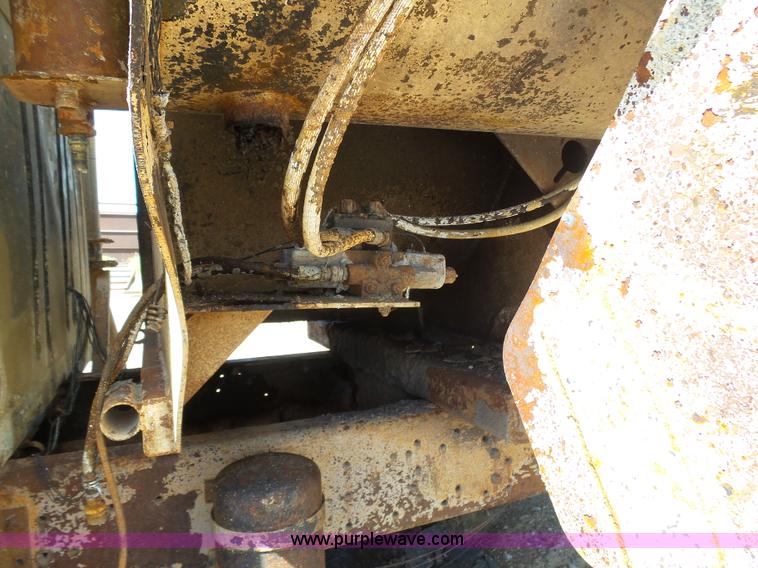 image for item J6080 1995 International feed truck