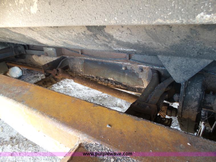 image for item J6080 1995 International feed truck