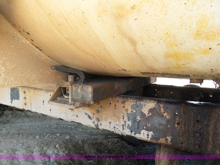 image for item J6080 1995 International feed truck