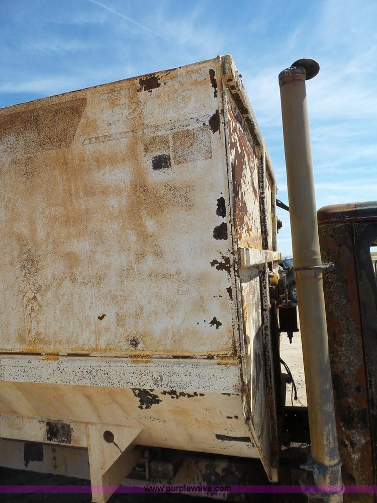 image for item J6080 1995 International feed truck