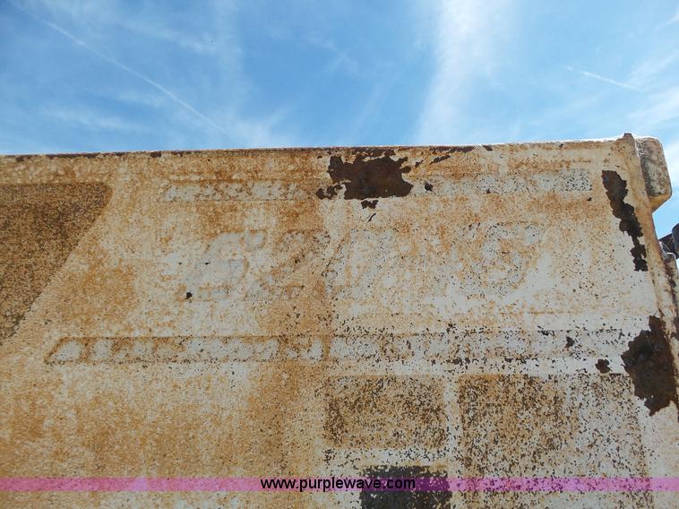 image for item J6080 1995 International feed truck