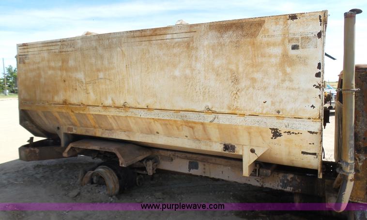 image for item J6080 1995 International feed truck