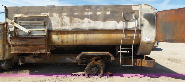 image for item J6080 1995 International feed truck