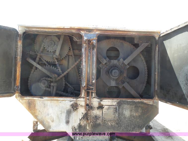 image for item J6080 1995 International feed truck