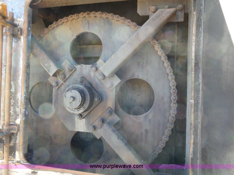 image for item J6080 1995 International feed truck