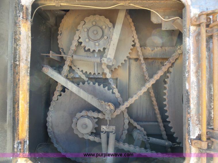 image for item J6080 1995 International feed truck