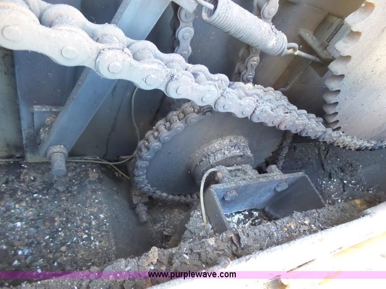 image for item J6080 1995 International feed truck