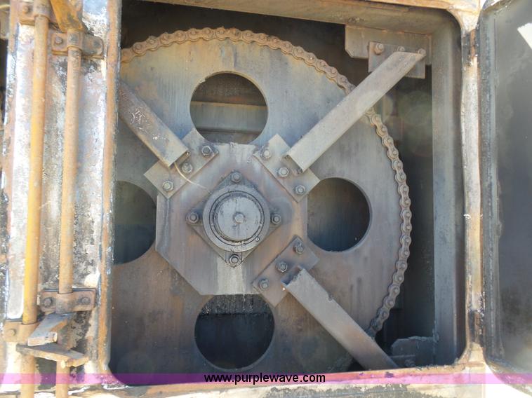 image for item J6080 1995 International feed truck