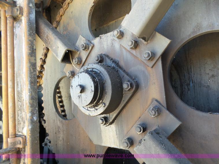 image for item J6080 1995 International feed truck