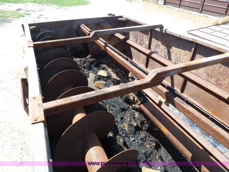 image for item J6080 1995 International feed truck