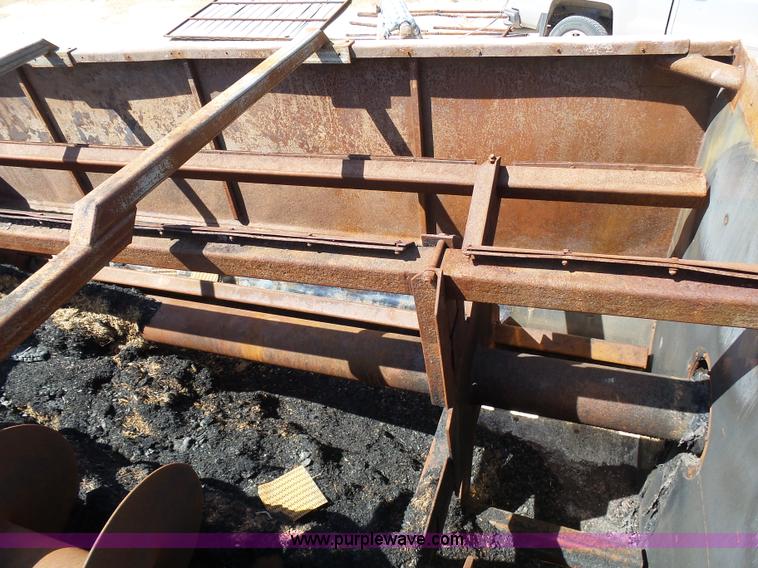 image for item J6080 1995 International feed truck