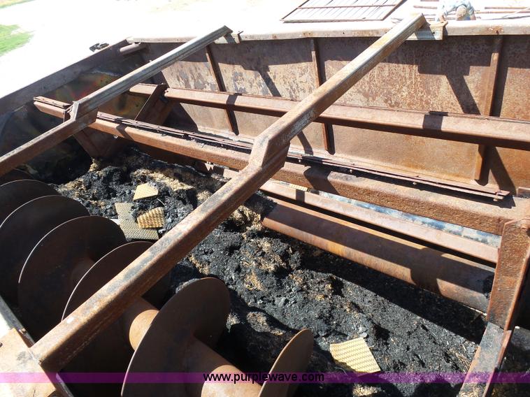 image for item J6080 1995 International feed truck