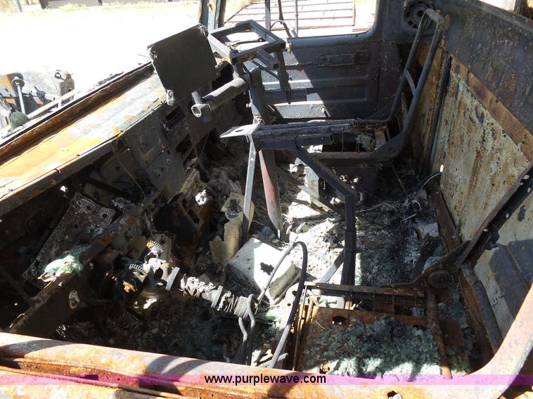 image for item J6080 1995 International feed truck