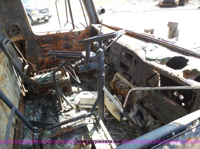 image for item J6080 1995 International feed truck