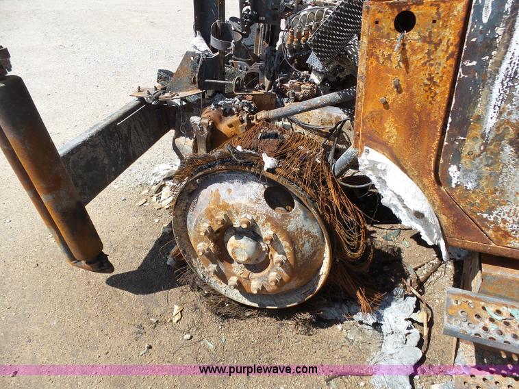 image for item J6080 1995 International feed truck