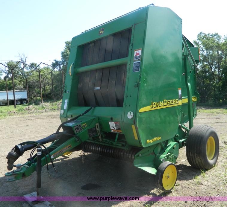 image for item J8893 2005 John Deere 567 round baler