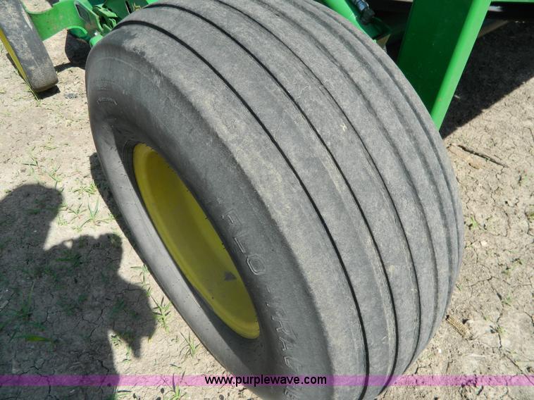 image for item J8893 2005 John Deere 567 round baler