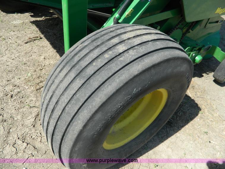 image for item J8893 2005 John Deere 567 round baler