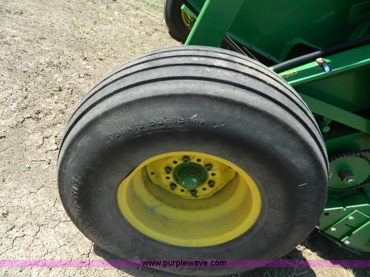 image for item J8893 2005 John Deere 567 round baler
