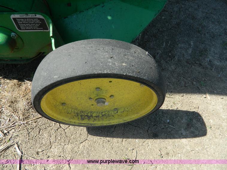 image for item J8893 2005 John Deere 567 round baler
