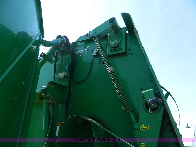 image for item J8893 2005 John Deere 567 round baler