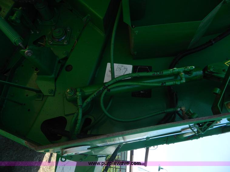 image for item J8893 2005 John Deere 567 round baler