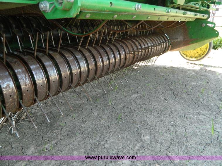 image for item J8893 2005 John Deere 567 round baler