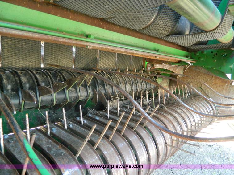 image for item J8893 2005 John Deere 567 round baler