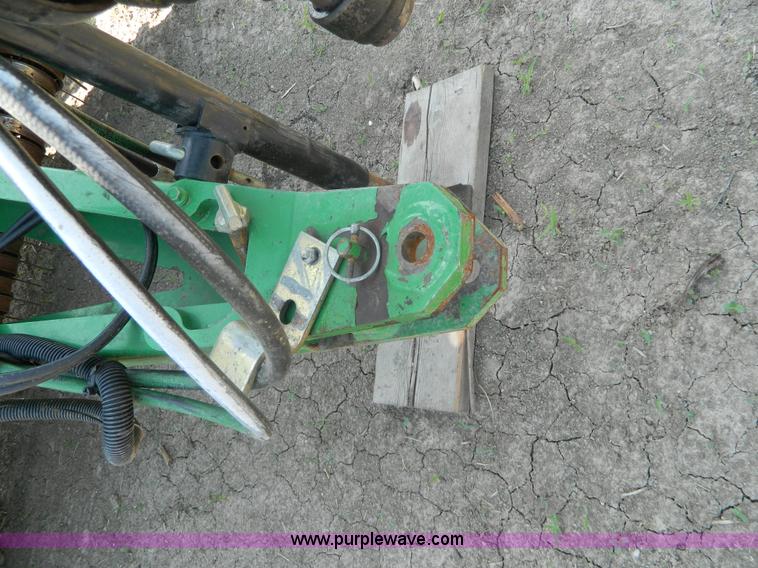 image for item J8893 2005 John Deere 567 round baler