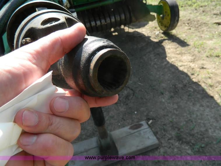 image for item J8893 2005 John Deere 567 round baler