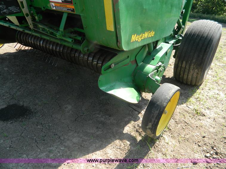 image for item J8893 2005 John Deere 567 round baler