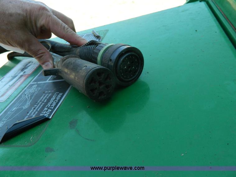 image for item J8893 2005 John Deere 567 round baler