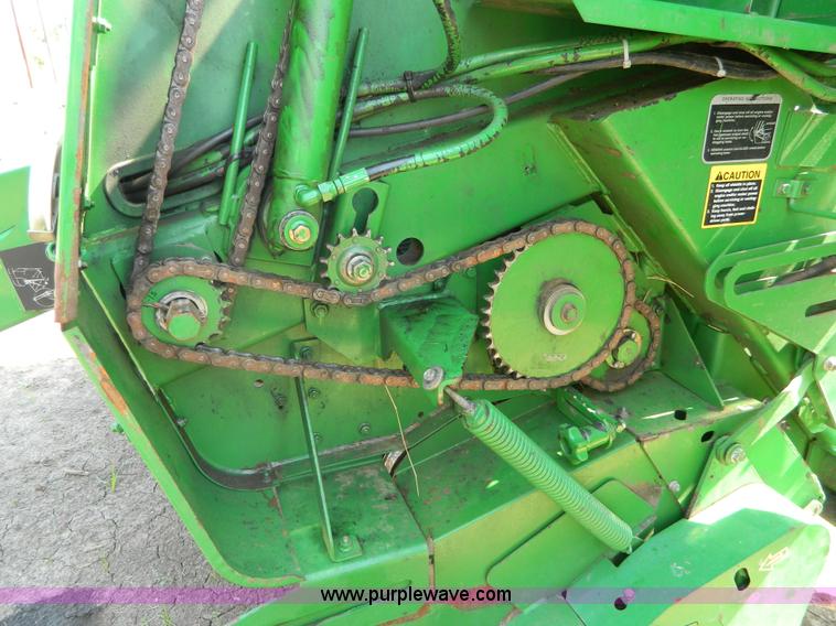 image for item J8893 2005 John Deere 567 round baler