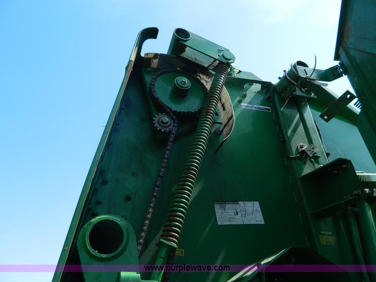 image for item J8893 2005 John Deere 567 round baler
