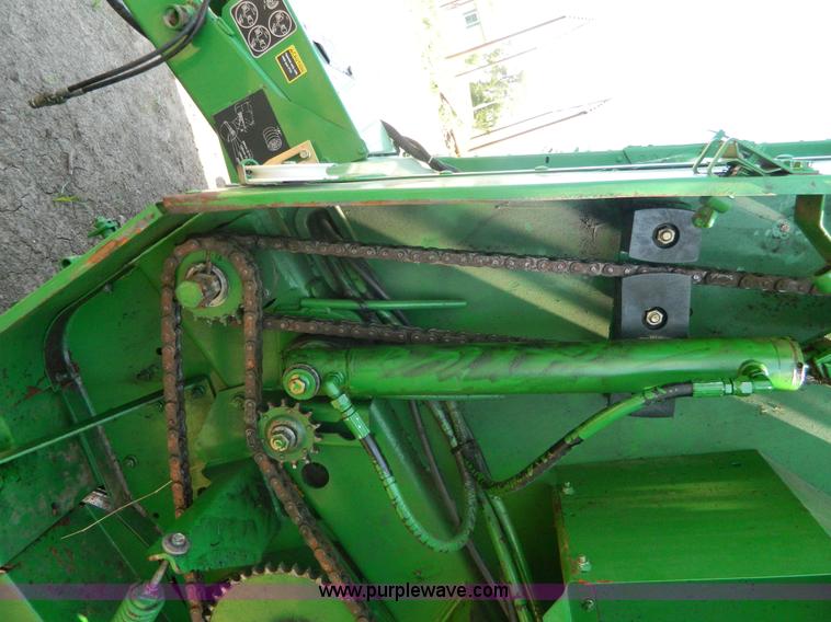 image for item J8893 2005 John Deere 567 round baler