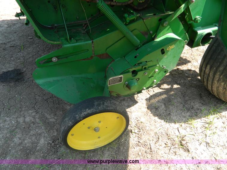 image for item J8893 2005 John Deere 567 round baler