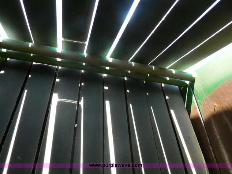 image for item J8893 2005 John Deere 567 round baler