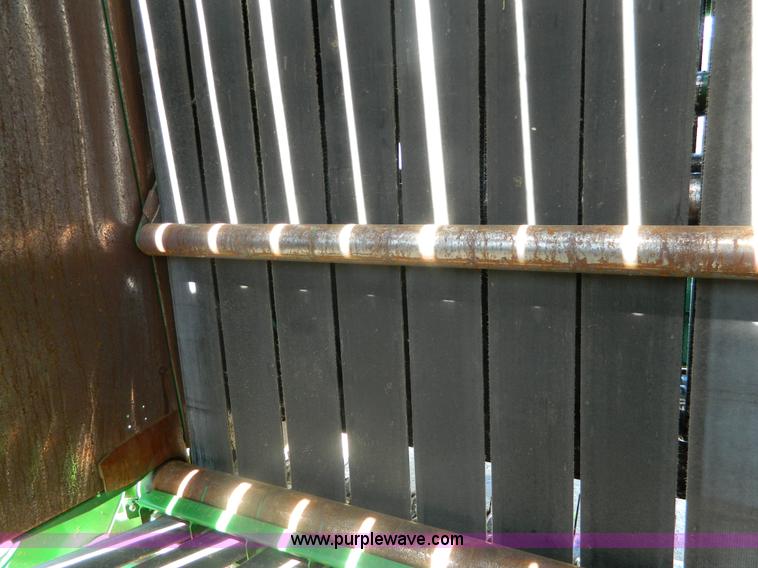 image for item J8893 2005 John Deere 567 round baler