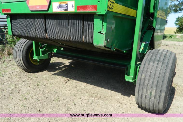 image for item J8893 2005 John Deere 567 round baler