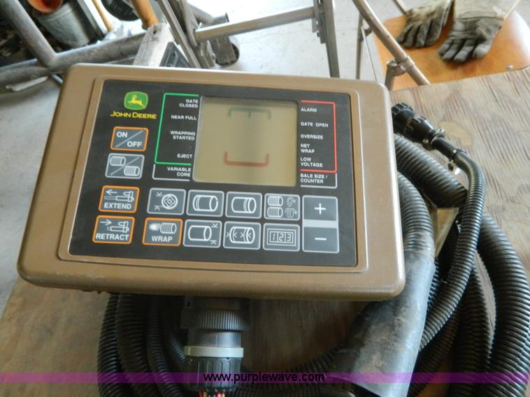 image for item J8893 2005 John Deere 567 round baler