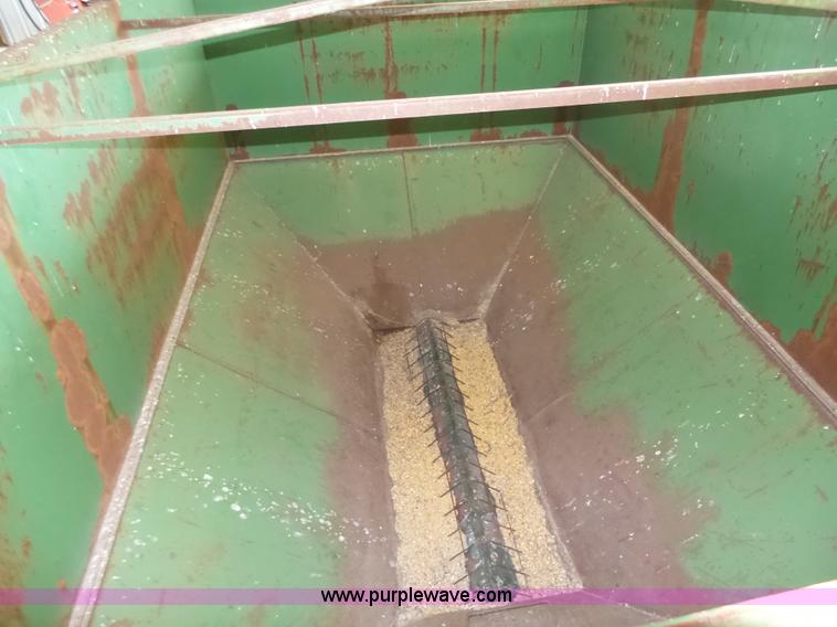 image for item K2214 John Deere 400 grain cart