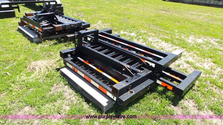 image for item K8312 B&B gooseneck trailer side outriggers