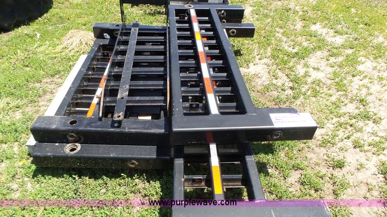 image for item K8312 B&B gooseneck trailer side outriggers