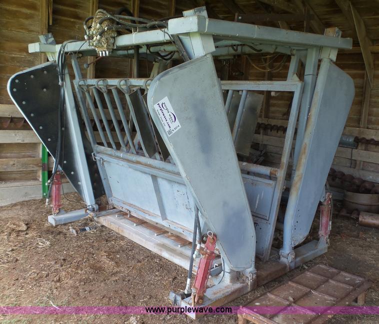image for item K8314 Dodge cattle chute