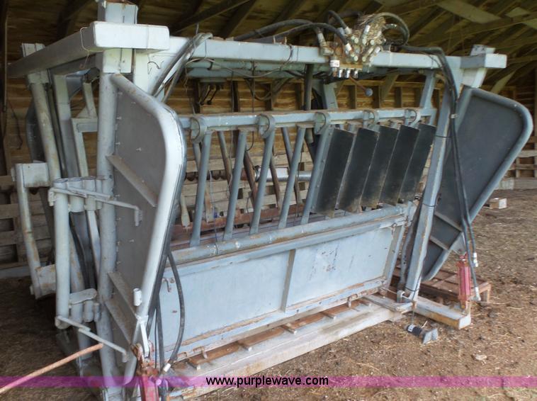 image for item K8314 Dodge cattle chute