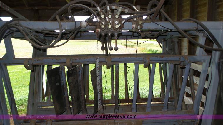 image for item K8314 Dodge cattle chute