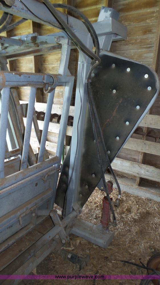 image for item K8314 Dodge cattle chute