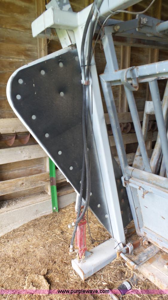 image for item K8314 Dodge cattle chute