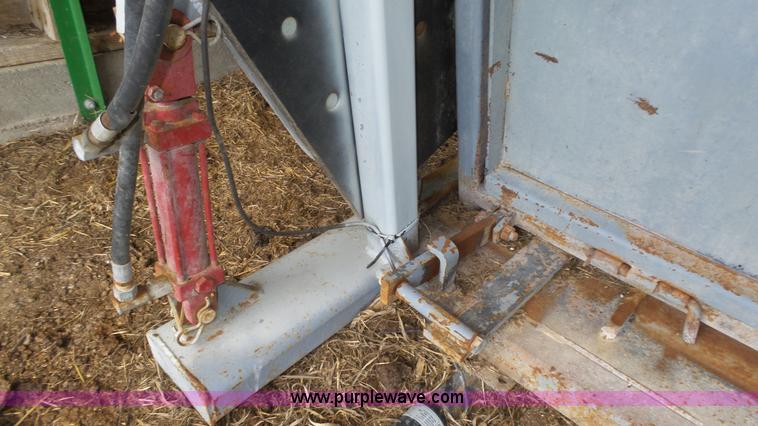 image for item K8314 Dodge cattle chute